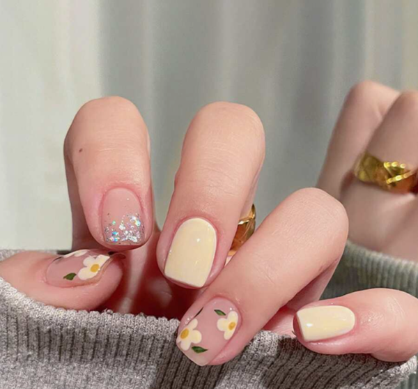 24pcs Medium Square Yellow Floral Sequin Nails (5 Sets)